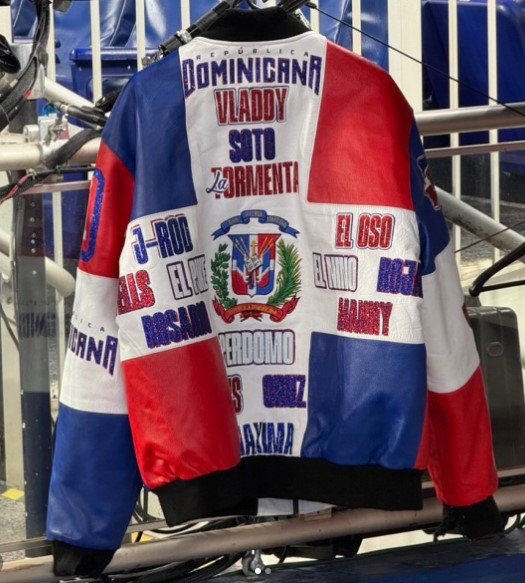 Santiago Matías adquiere la “chaqueta del flow” del Clásico Mundial por más de US$112,000